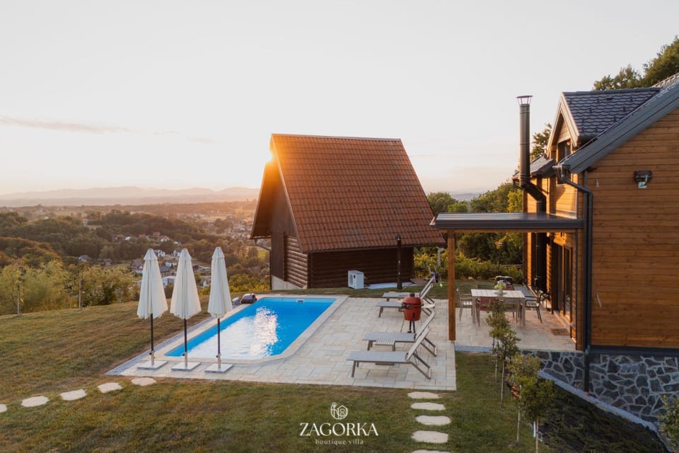 Property building, Day, Natural landscape, Balcony/Terrace, Mountain view, Pool view, Swimming pool, Swimming pool, sunbed