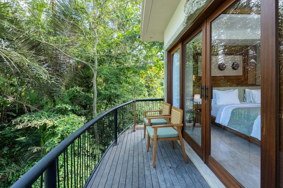 Patio, View (from property/room), Seating area, Garden view, Pool view, River view