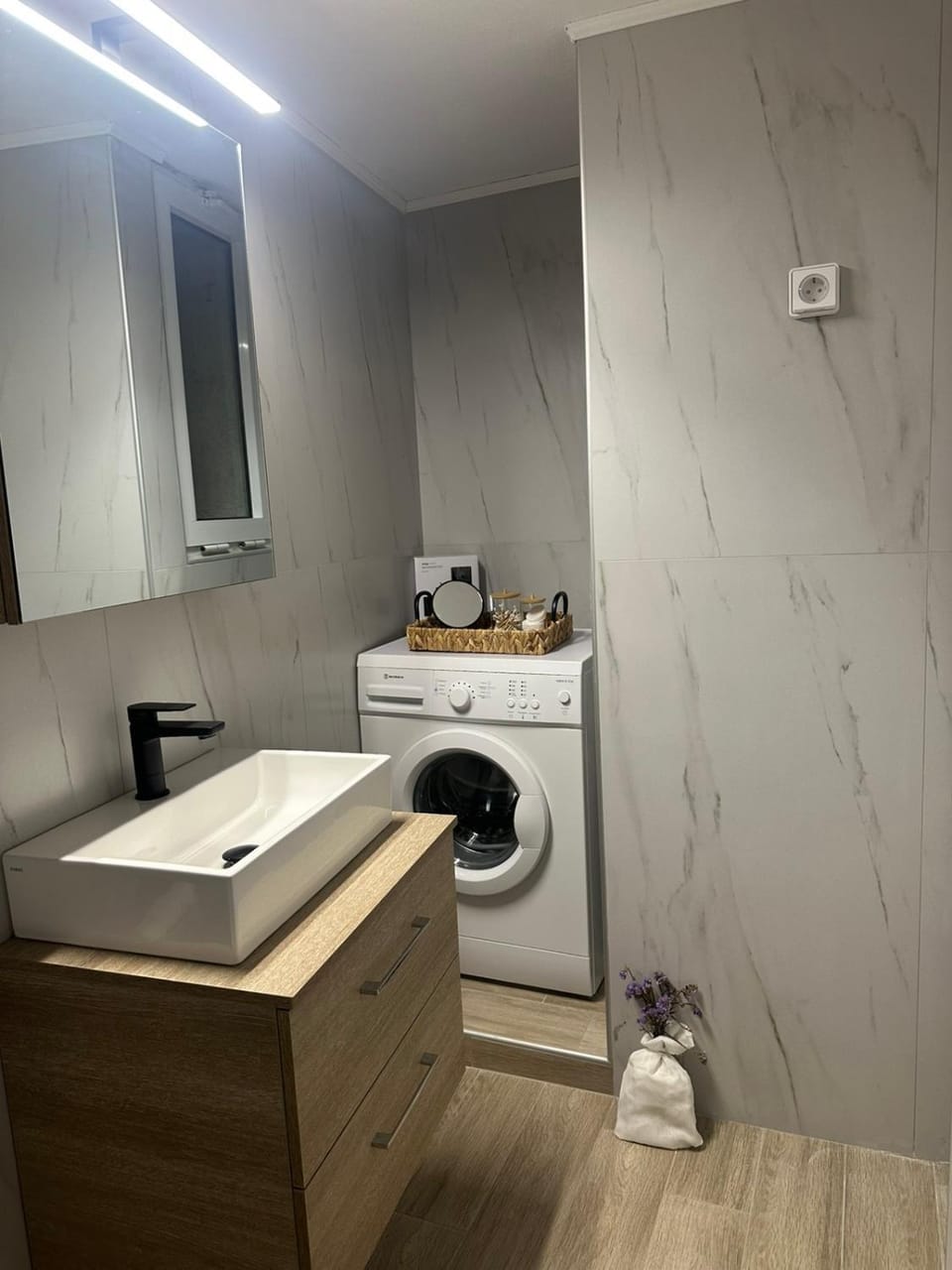 Bathroom, towels, washing machine