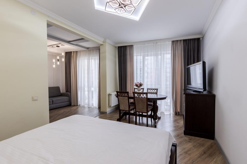 Bed, TV and multimedia, Photo of the whole room, Bedroom