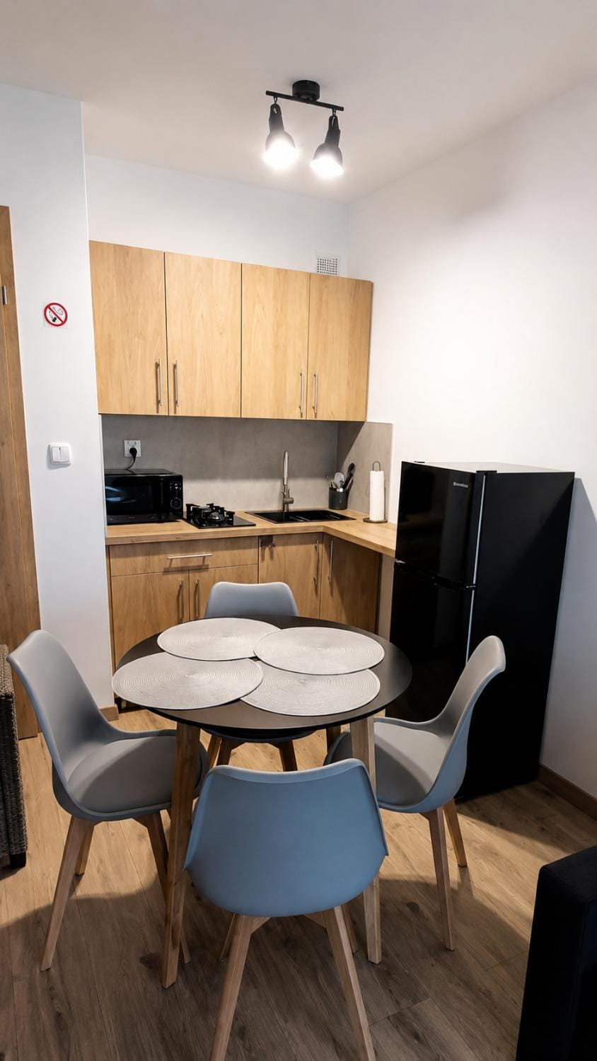 Kitchen or kitchenette, Dining area