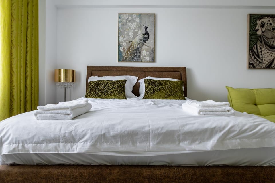 Bed, Photo of the whole room, Bedroom, towels
