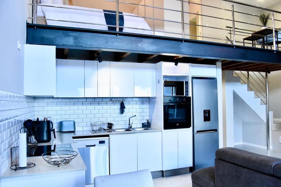 Coffee/tea facilities, Kitchen or kitchenette, oven, stove, toaster