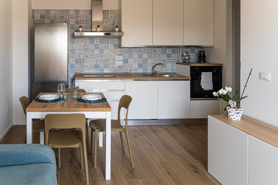 Kitchen or kitchenette, Dining area, oven, stove