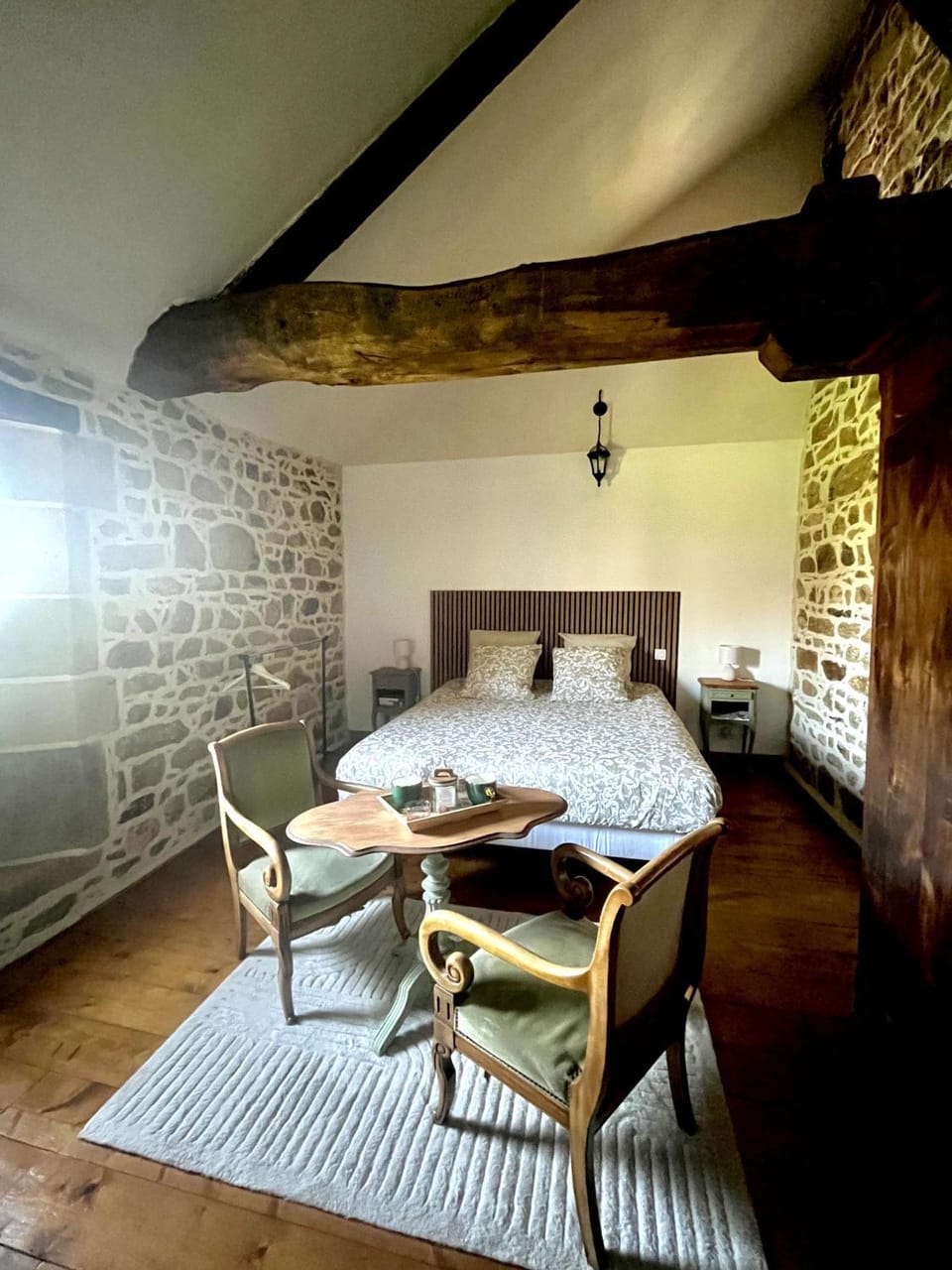Bed, Photo of the whole room, Seating area, Bedroom