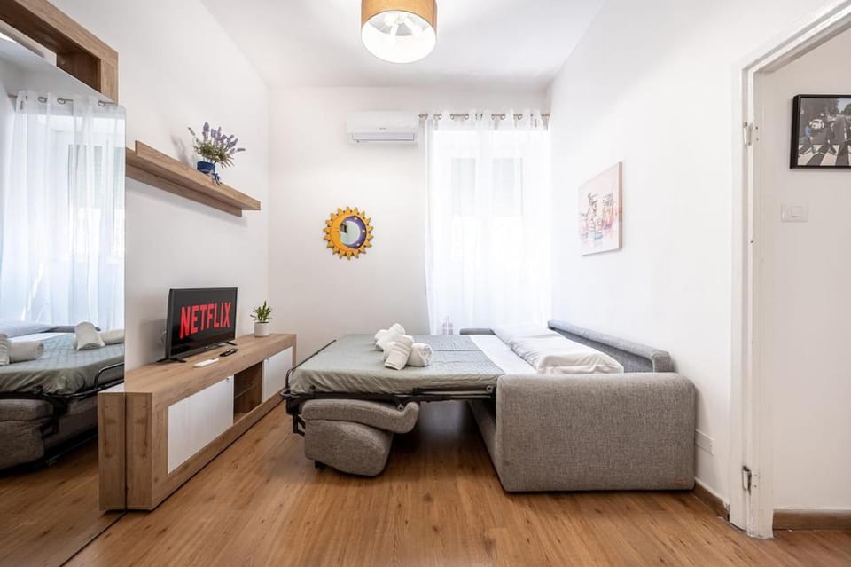 Modern Cozy Apartment 4 min Metro WiFi AC Apartment in Rome
