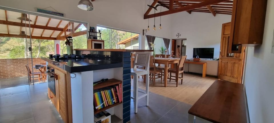 Kitchen or kitchenette, Dining area
