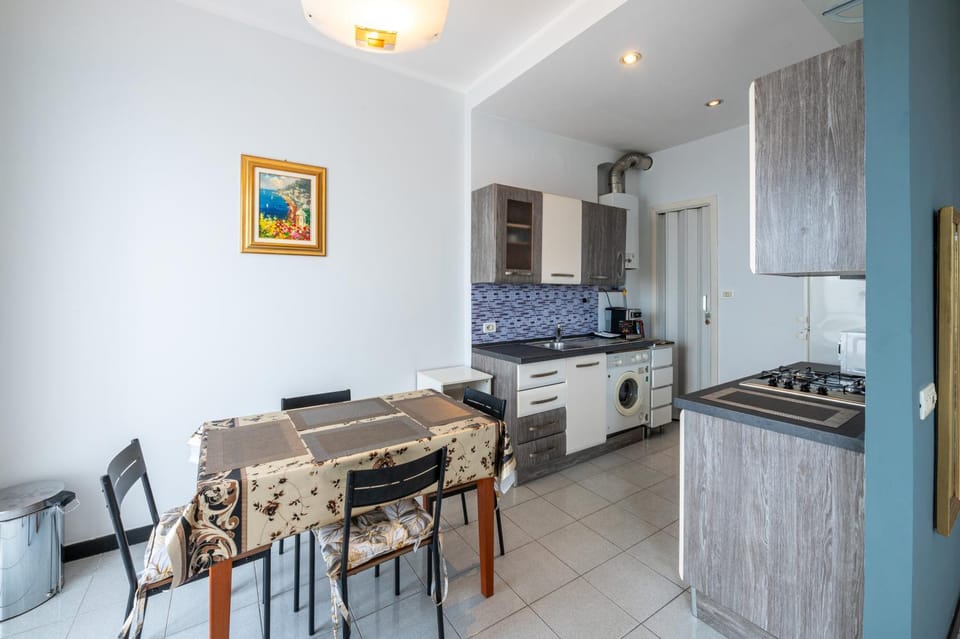 Kitchen or kitchenette, Dining area, stove