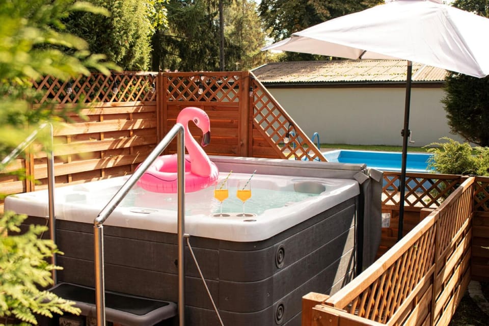 Hot Tub, Swimming pool