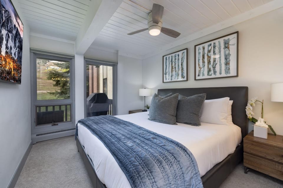 Ski-In Ski-Out Snowmass 2BR Condo with Hot Tub Apartment in Snowmass Village
