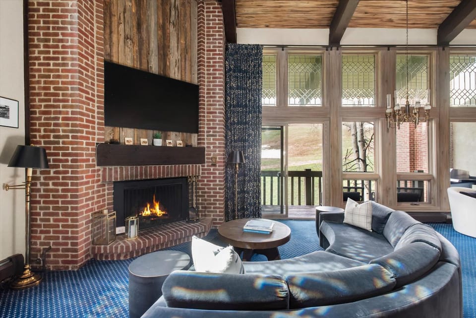 Ski-in Ski-out Interlude 3BR Penthouse Hot Tub House in Snowmass Village