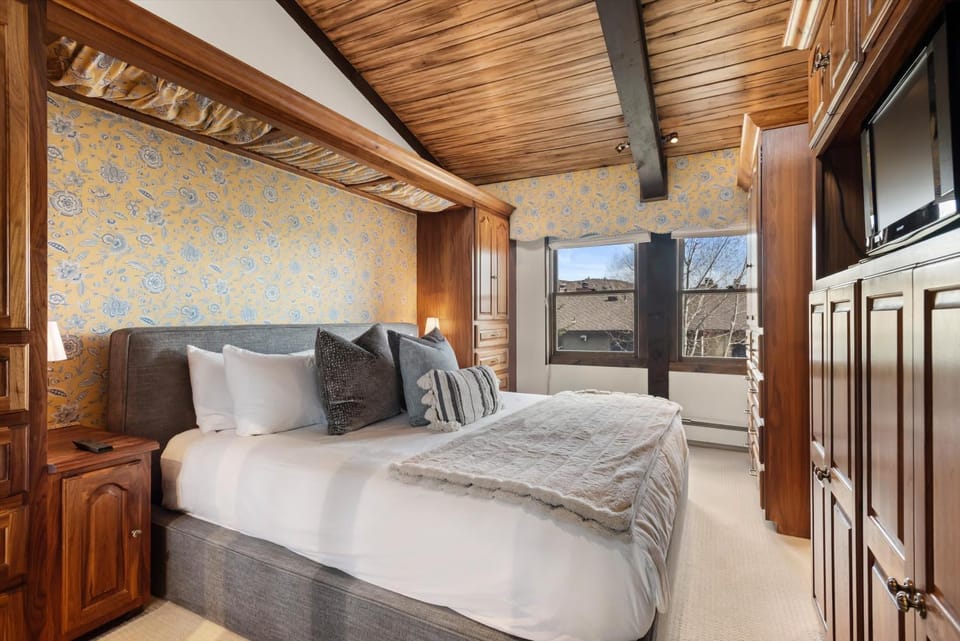 Ski-in Ski-out Interlude 3BR Penthouse Hot Tub House in Snowmass Village