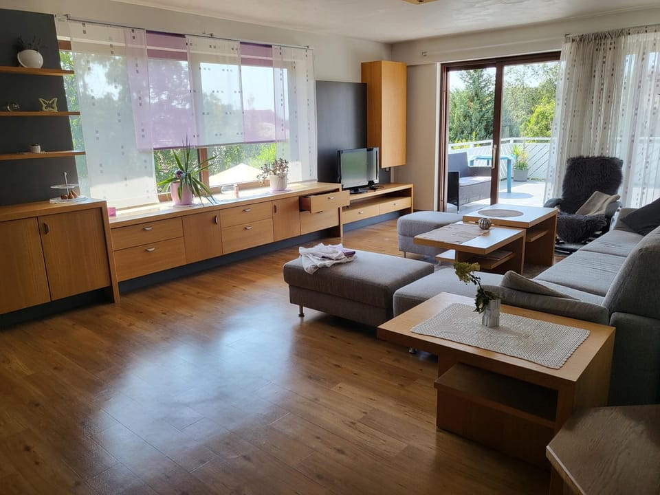 TV and multimedia, Living room, Seating area, Evening entertainment