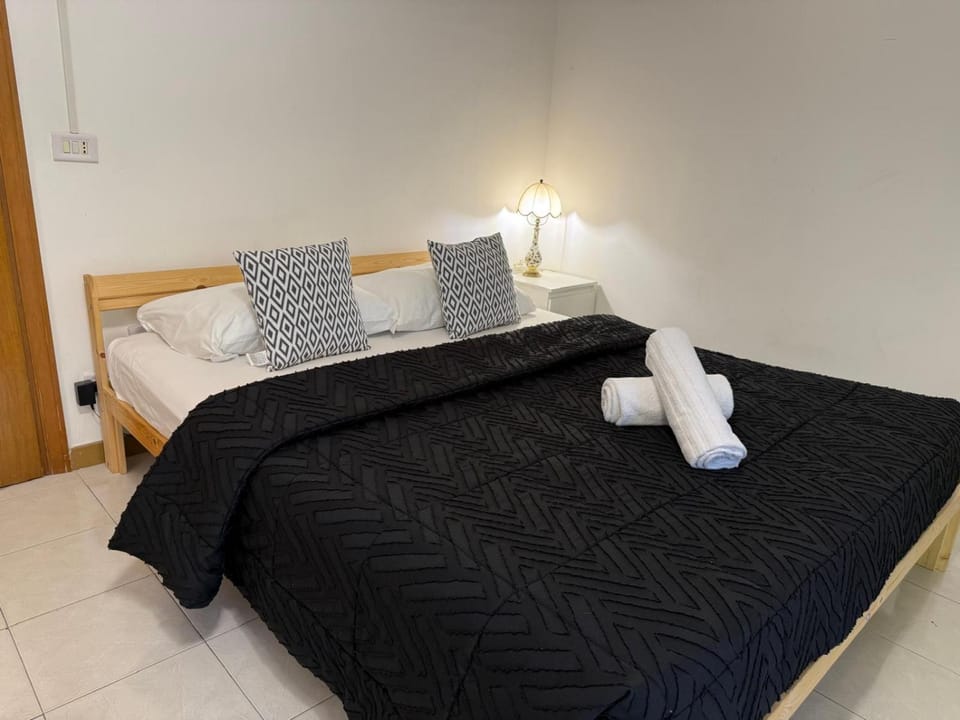 Bed, Bedroom, towels