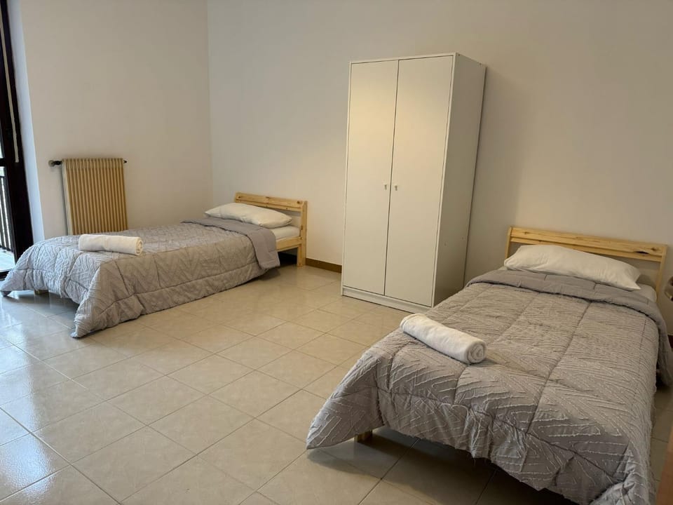 Photo of the whole room, Bedroom, wardrobe