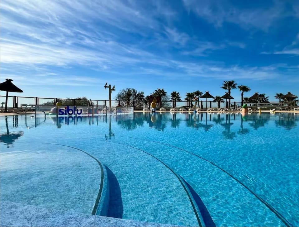 Nearby landmark, Day, Natural landscape, Pool view, Swimming pool, sunbed