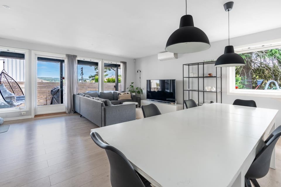 TV and multimedia, Living room, Seating area, Dining area