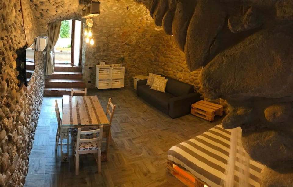La grotta pastrengo House in Lake Garda