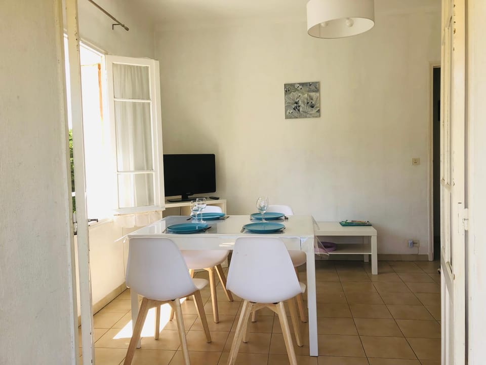 F3 jardin, parking, terrasse à 80 m de la plage à Saint cyr sur mer Apartment in La Cadière-d'Azur