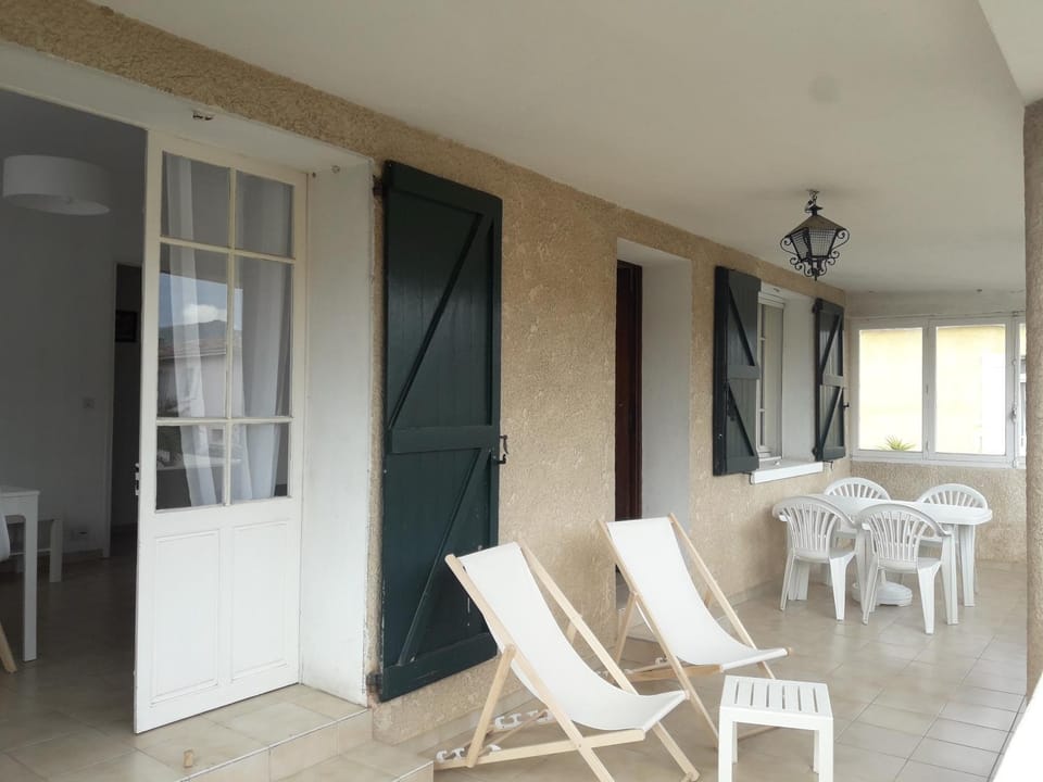 F3 jardin, parking, terrasse à 80 m de la plage à Saint cyr sur mer Apartment in La Cadière-d'Azur