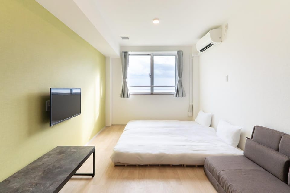 Bed, TV and multimedia, Living room, Photo of the whole room, Bedroom, air conditioner