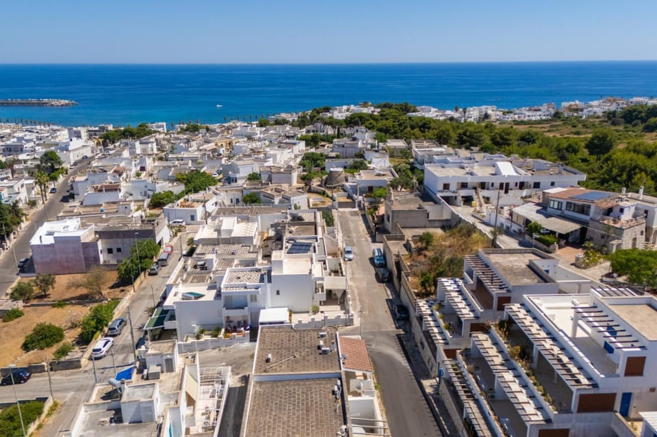 Property building, Day, Neighbourhood, Natural landscape, Bird's eye view, City view, Sea view, Street view, Location, Parking