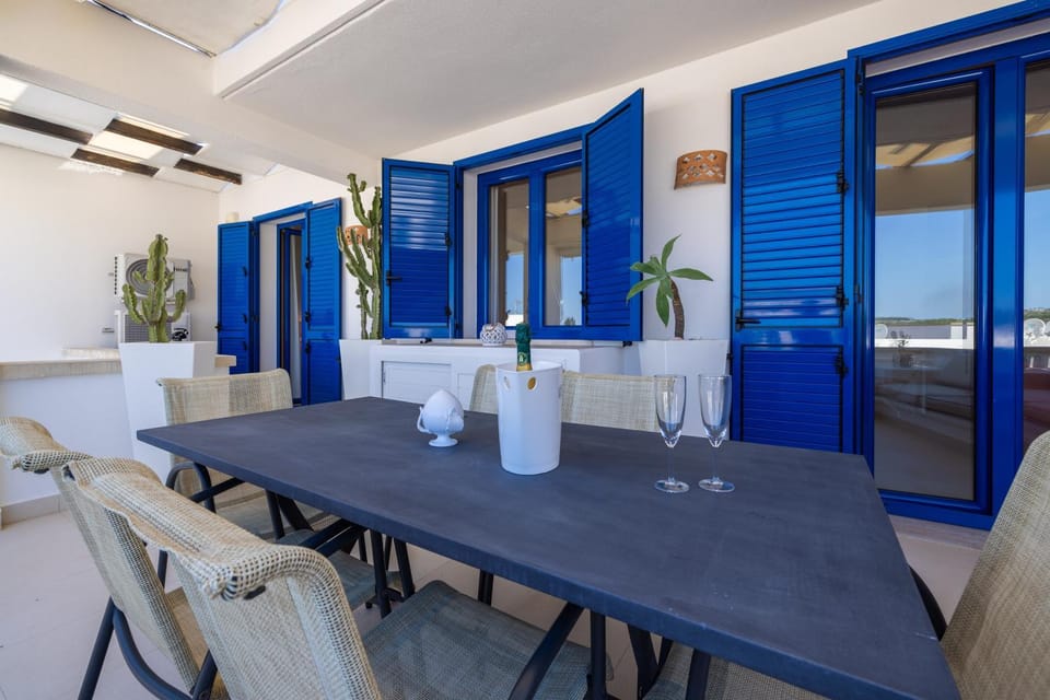 Living room, Seating area, Dining area, air conditioner