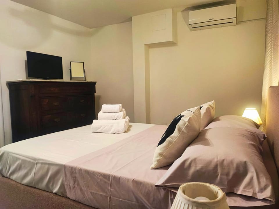 Bedroom, air conditioner