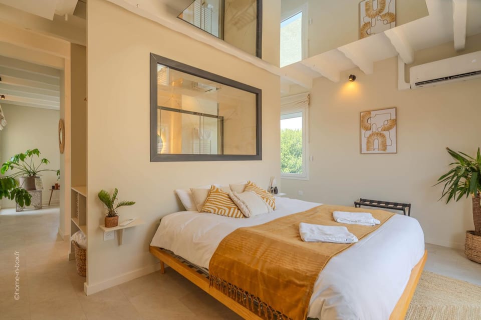 Bed, Photo of the whole room, Bedroom, towels, air conditioner