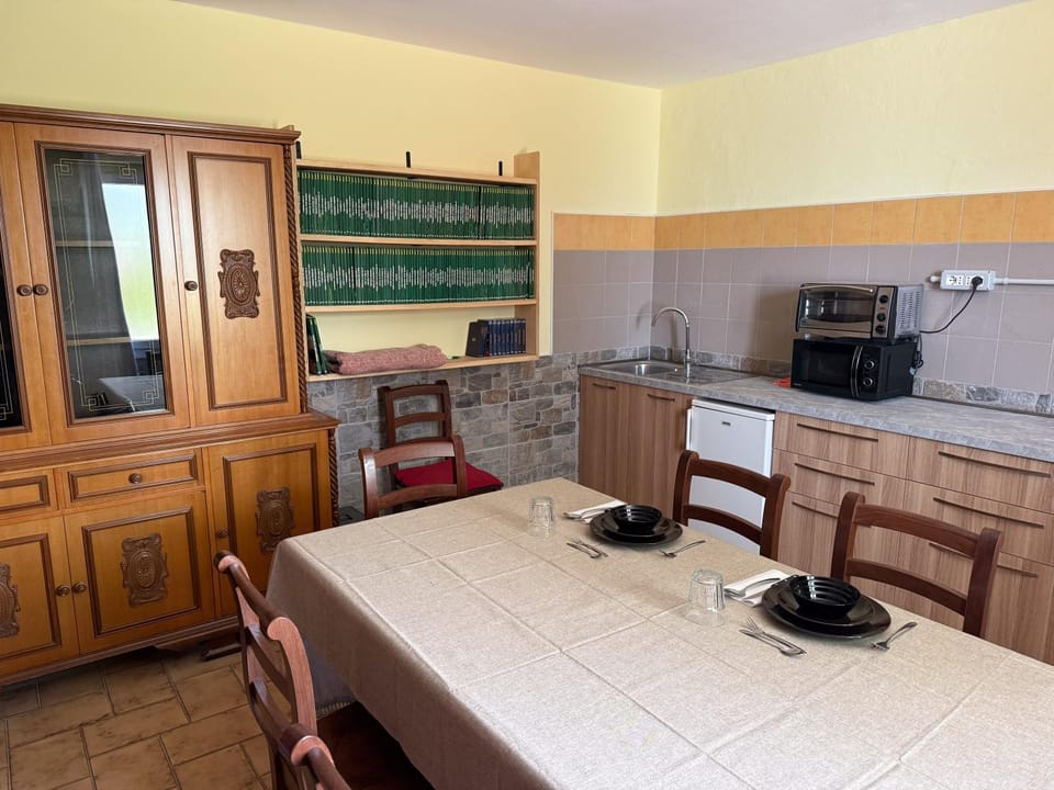 Dining area, Breakfast, minibar, oven