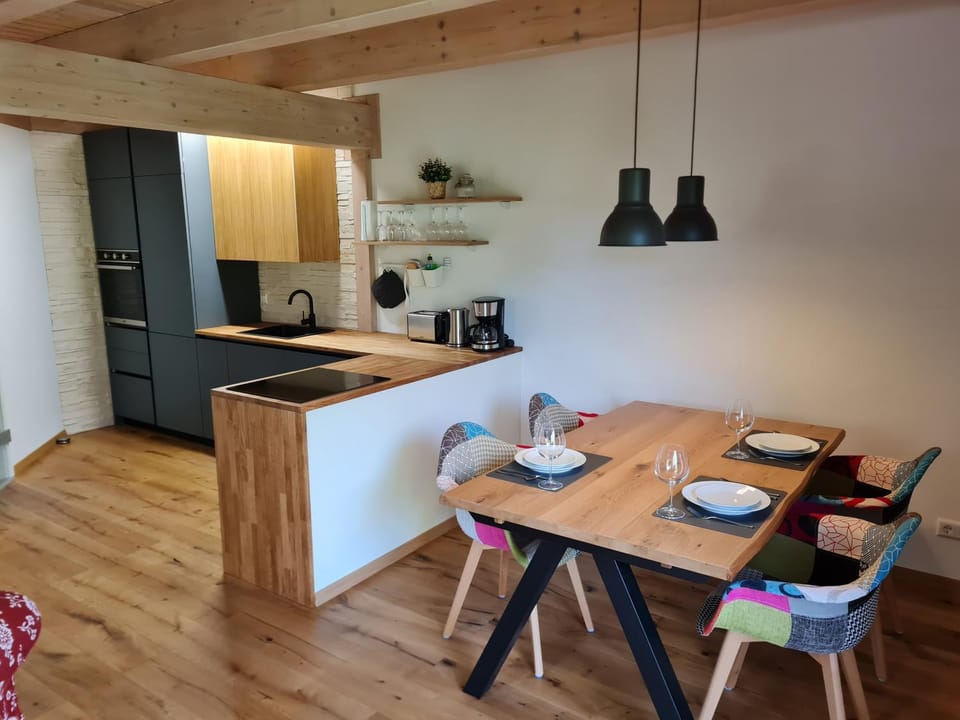 Kitchen or kitchenette, Dining area