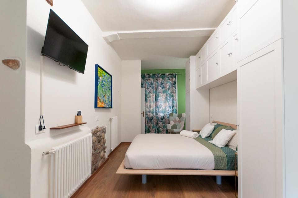 Bed, TV and multimedia, Bedroom