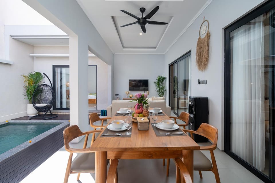 TV and multimedia, Living room, Seating area, Dining area