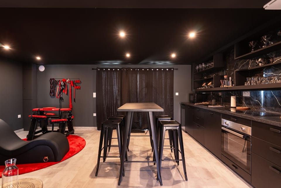 Kitchen or kitchenette, Dining area