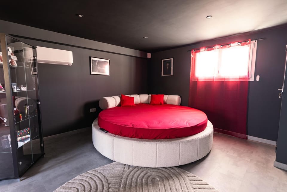 Bed, Photo of the whole room, Bedroom, air conditioner