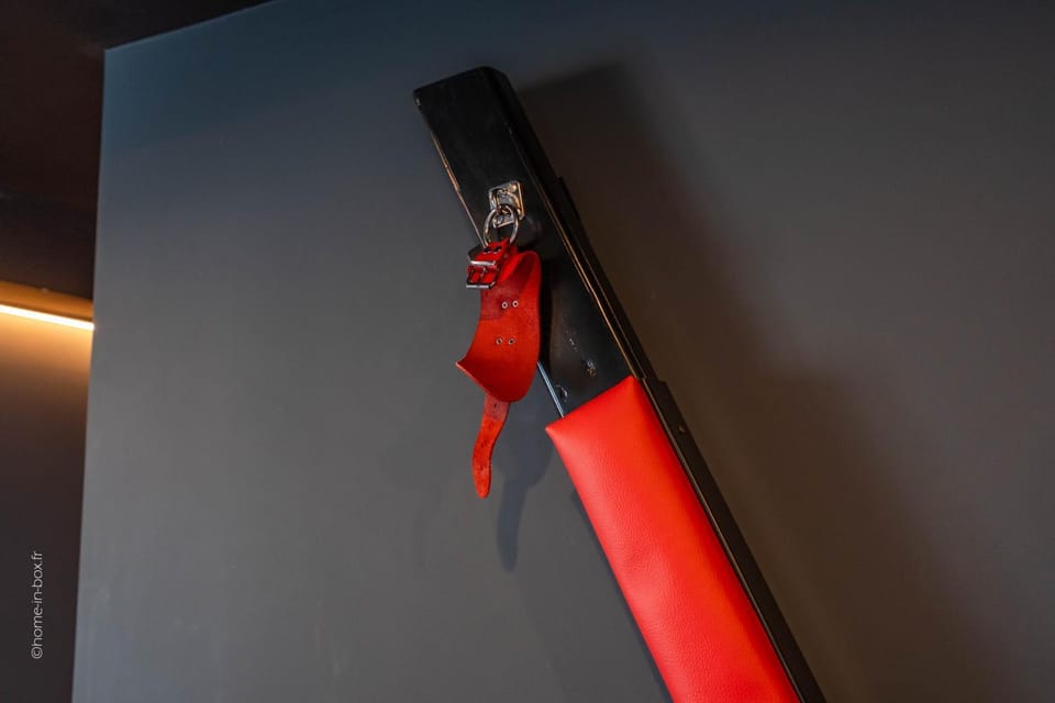 Game Room, Decorative detail