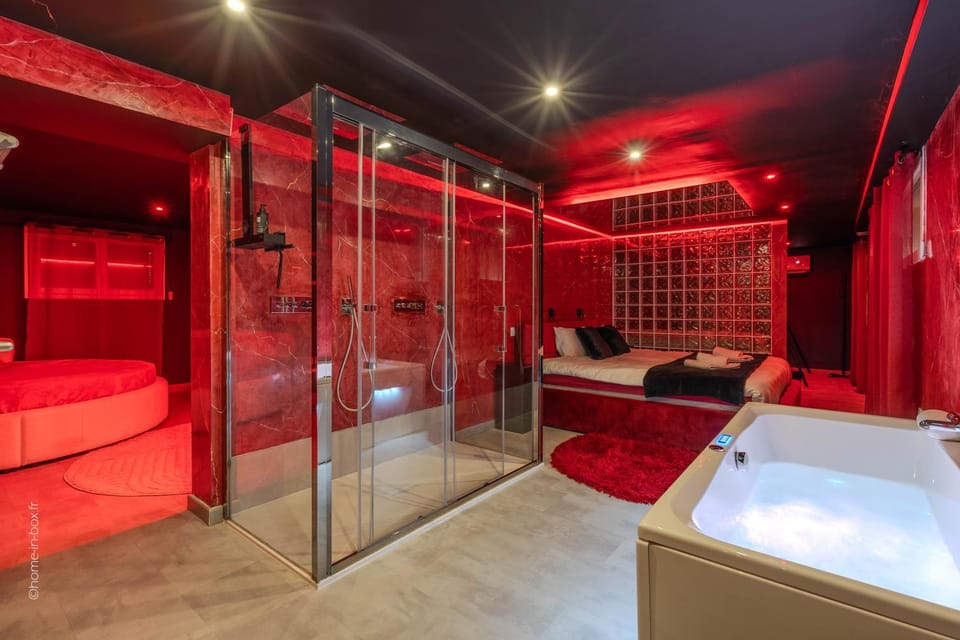 Shower, Bed, Hot Tub, Hot Tub, Bathroom, Spa and wellness centre/facilities, Photo of the whole room, Bedroom, Bath, towels