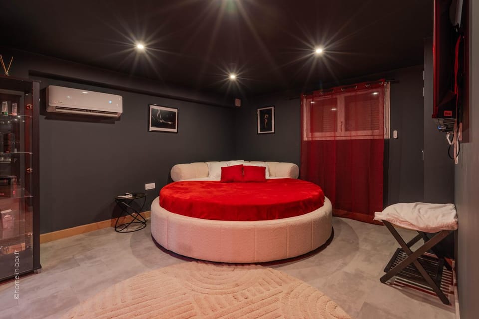 Bed, TV and multimedia, Photo of the whole room, Bedroom, air conditioner