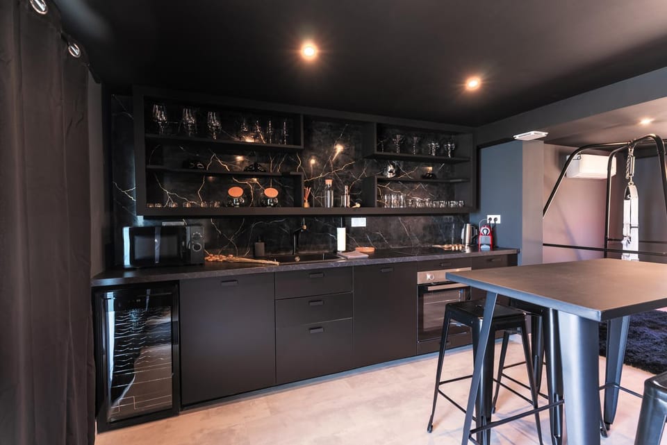 Coffee/tea facilities, Kitchen or kitchenette, Lounge or bar, Dining area, minibar