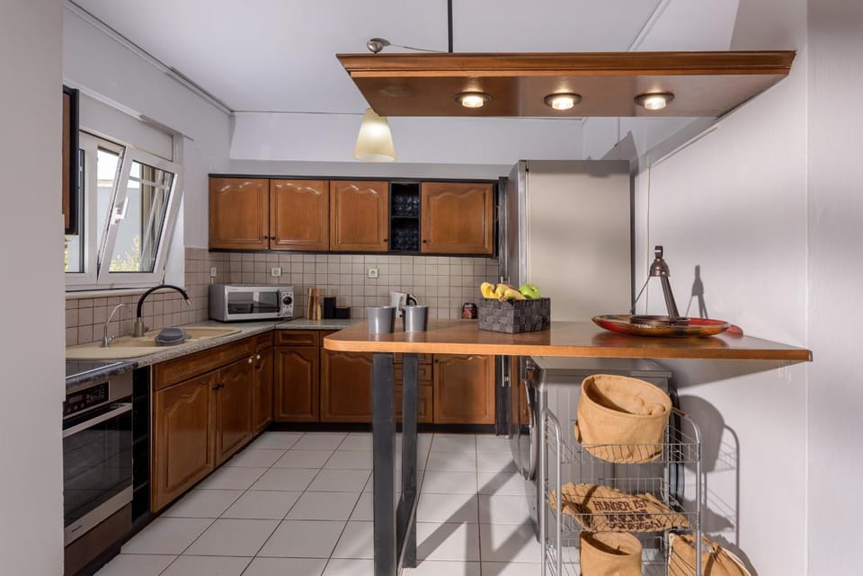 Coffee/tea facilities, Kitchen or kitchenette, Dining area, oven, stove