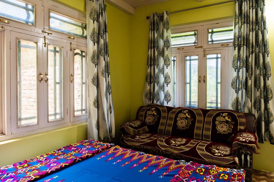 Bed, Living room, Photo of the whole room, Seating area, Bedroom