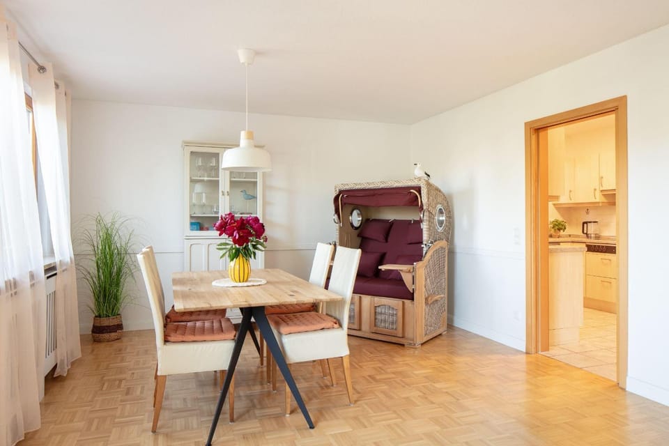 View (from property/room), Kitchen or kitchenette, Decorative detail, Dining area