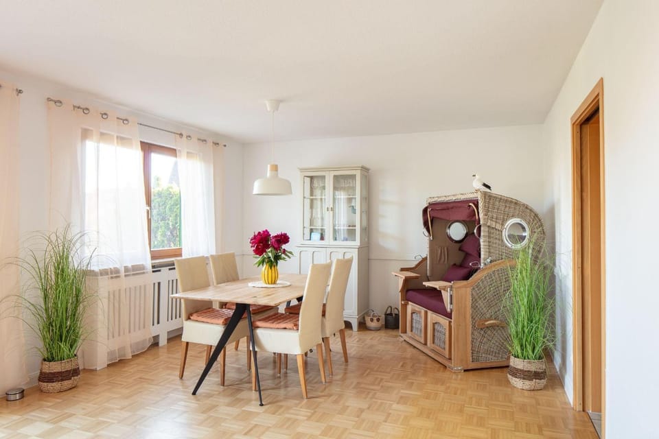 Living room, Photo of the whole room, Decorative detail, Dining area