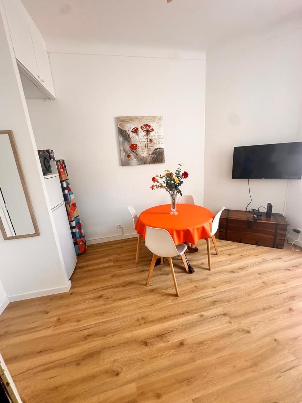 Communal lounge/ TV room, TV and multimedia, Living room, Seating area, Dining area