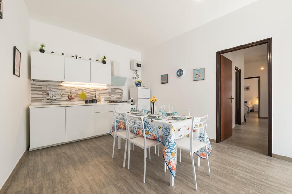 Kitchen or kitchenette, Dining area, stove