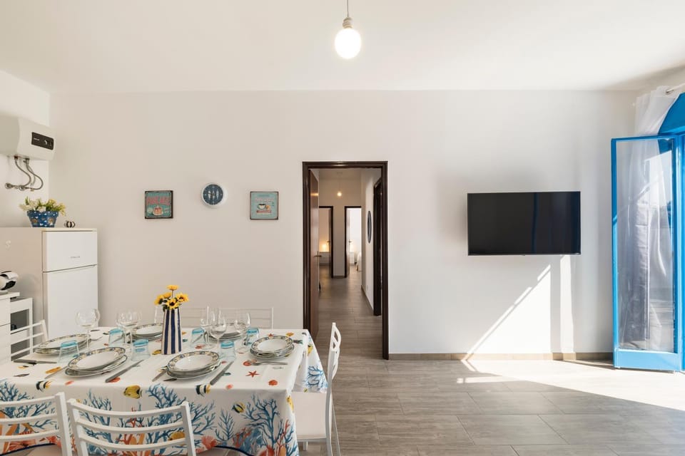 Communal lounge/ TV room, TV and multimedia, Dining area, Evening entertainment
