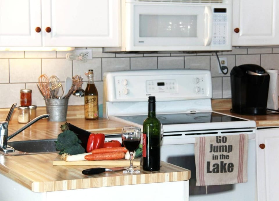 Coffee/tea facilities, Kitchen or kitchenette, Supermarket/grocery shop, Alcoholic drinks, microwave, oven, stove, kitchen