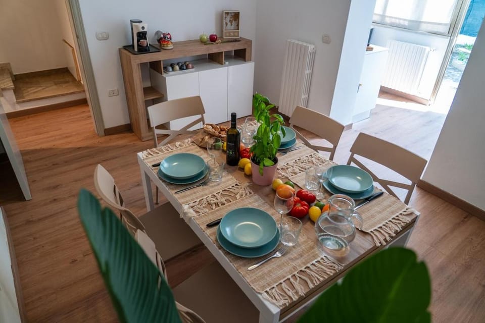 Kitchen or kitchenette, Living room, Food and drinks, Seating area, Dining area, Food