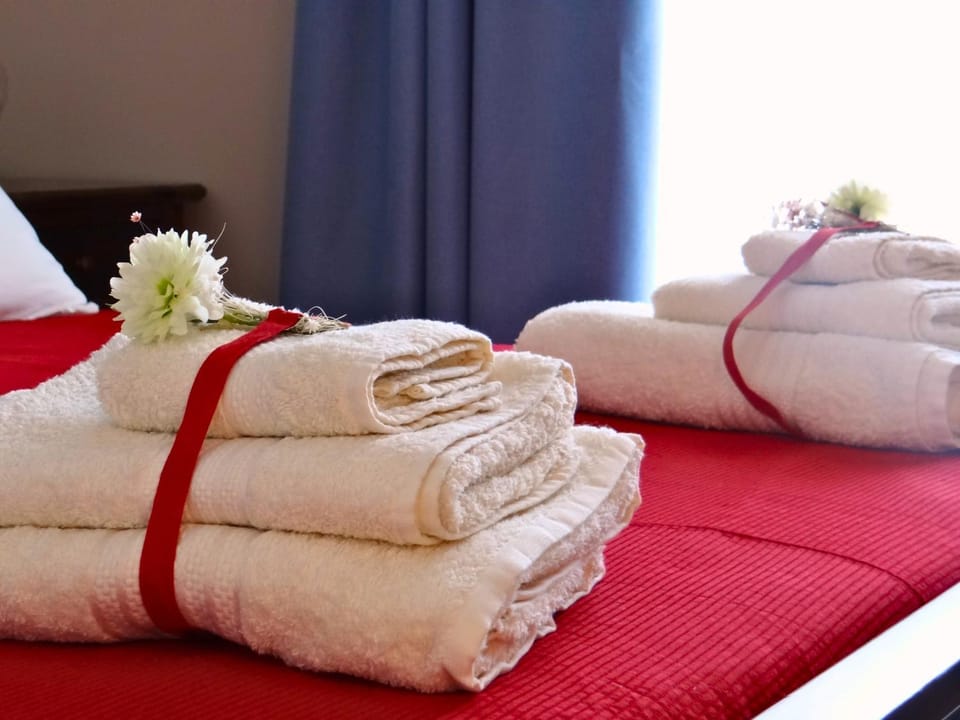 Bed, Bedroom, towels
