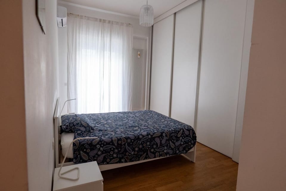Photo of the whole room, Bedroom, wardrobe
